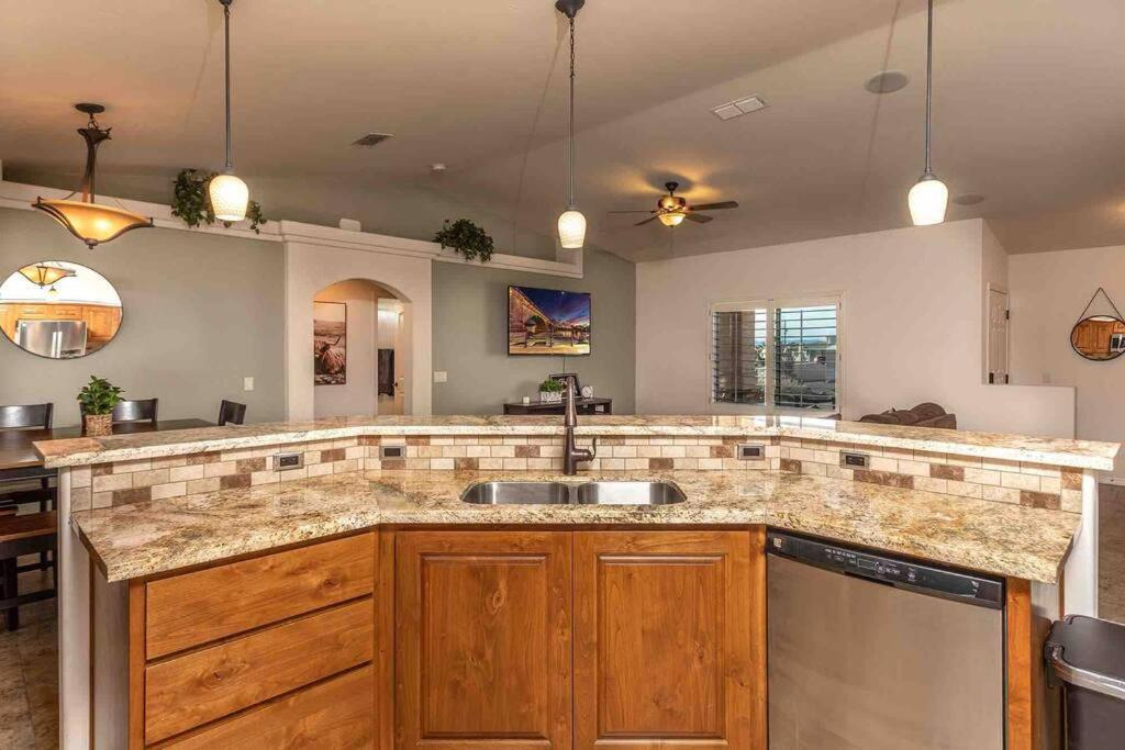Hot Tub . Spacious . Pets . Central . Boat Parking Lake Havasu City Exterior foto
