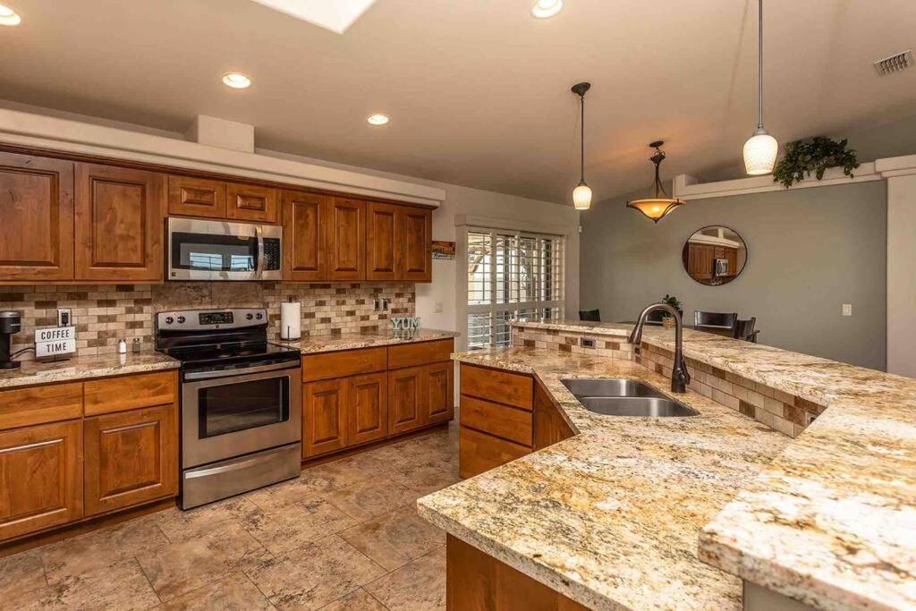 Hot Tub . Spacious . Pets . Central . Boat Parking Lake Havasu City Exterior foto